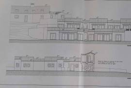 Farm with approved project for Agrotourism includes the construction of 5 single storey houses ( 2 V2 + 3 V1 ) plus the typical Algarvian stone house existing on site!