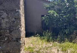 Farm with approved project for Agrotourism includes the construction of 5 single storey houses ( 2 V2 + 3 V1 ) plus the typical Algarvian stone house existing on site!