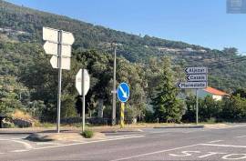 Farm with approved project for Agrotourism includes the construction of 5 single storey houses ( 2 V2 + 3 V1 ) plus the typical Algarvian stone house existing on site!