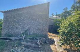 Farm with approved project for Agrotourism includes the construction of 5 single storey houses ( 2 V2 + 3 V1 ) plus the typical Algarvian stone house existing on site!