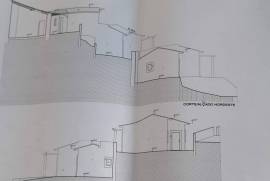 Farm with approved project for Agrotourism includes the construction of 5 single storey houses ( 2 V2 + 3 V1 ) plus the typical Algarvian stone house existing on site!