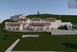 Farm with approved project for Agrotourism includes the construction of 5 single storey houses ( 2 V2 + 3 V1 ) plus the typical Algarvian stone house existing on site!