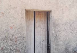 Farm with approved project for Agrotourism includes the construction of 5 single storey houses ( 2 V2 + 3 V1 ) plus the typical Algarvian stone house existing on site!