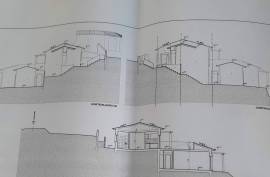 Farm with approved project for Agrotourism includes the construction of 5 single storey houses ( 2 V2 + 3 V1 ) plus the typical Algarvian stone house existing on site!