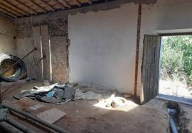 Farm with approved project for Agrotourism includes the construction of 5 single storey houses ( 2 V2 + 3 V1 ) plus the typical Algarvian stone house existing on site!