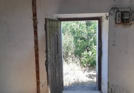 Farm with approved project for Agrotourism includes the construction of 5 single storey houses ( 2 V2 + 3 V1 ) plus the typical Algarvian stone house existing on site!