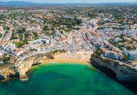 Algarve, villa with 4 independent studios, located in the center of the village of Carvoeiro, only 30 mt from the beach and local shops