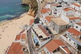 Algarve, villa with 4 independent studios, located in the center of the village of Carvoeiro, only 30 mt from the beach and local shops