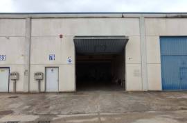 It is rented or sold warehouses in the industrial area of Olarizu.
