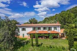 Villa - Roccastrada. Villa surrounded by greenery with a beautiful view