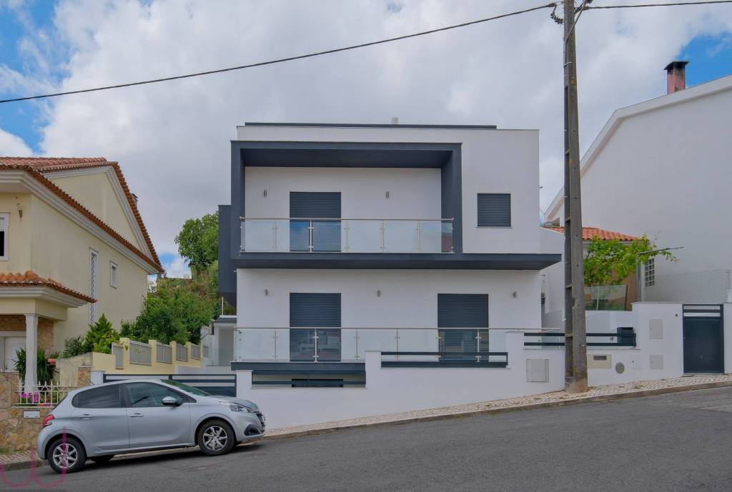 FAMÕES, YOUR PLACE! Space and Sophistication in a 4 Bedroom Villa, with 3 Suites and Wide View over the City