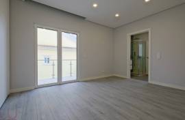 FAMÕES, YOUR PLACE! Space and Sophistication in a 4 Bedroom Villa, with 3 Suites and Wide View over the City