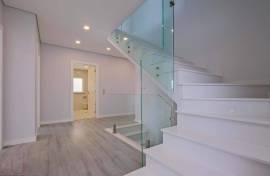 FAMÕES, YOUR PLACE! Space and Sophistication in a 4 Bedroom Villa, with 3 Suites and Wide View over the City