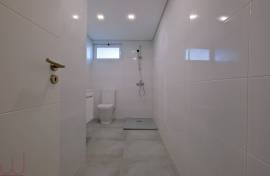 FAMÕES, YOUR PLACE! Space and Sophistication in a 4 Bedroom Villa, with 3 Suites and Wide View over the City