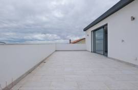 FAMÕES, YOUR PLACE! Space and Sophistication in a 4 Bedroom Villa, with 3 Suites and Wide View over the City