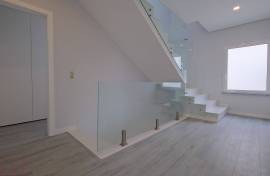 FAMÕES, YOUR PLACE! Space and Sophistication in a 4 Bedroom Villa, with 3 Suites and Wide View over the City