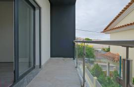 FAMÕES, YOUR PLACE! Space and Sophistication in a 4 Bedroom Villa, with 3 Suites and Wide View over the City