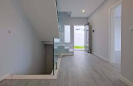 FAMÕES, YOUR PLACE! Space and Sophistication in a 4 Bedroom Villa, with 3 Suites and Wide View over the City