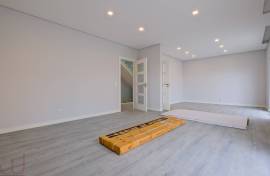 FAMÕES, YOUR PLACE! Space and Sophistication in a 4 Bedroom Villa, with 3 Suites and Wide View over the City