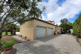 Superb Spacious Bastide-Style Villa Offering 195 M2 Of Living Space On 1000 M2 Of Land With Uninterrupted Views.