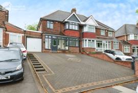 3 bedroom, Semi-detached house for sale