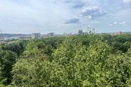 Cálido apartamento de 1 dormitorio con linda vista al parque.