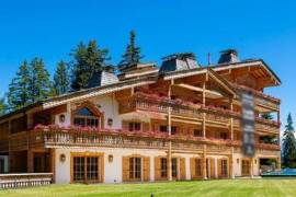 Элитные квартиры в шикарном шале с бассейном и спа в центре горнолыжного курорта Кран - Монтана, Швейцария.
