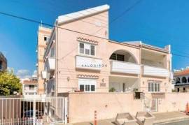 Five Bed House with a Self-Contained 2-Bed Apartment in Faneromeni
