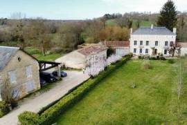 Magnificent 18th Century bourgeois estate, which has been entirely renovated to offer an incomparable living experience. With its 262m2 of living space, this house offers 8 generous rooms, including 5...