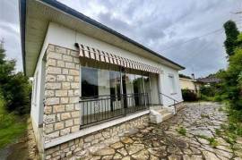 Villeneuve sur lot sector, Sainte Catherine district, single storey house of approximately 74m2 on approximately 600m2 of land. This house consists of a living room, a kitchen, a pantry, a bathroom and 2 bedrooms; outside there is an outbuilding a...