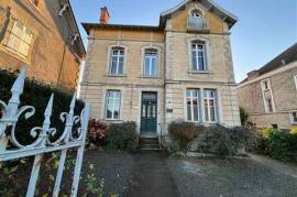 Large townhouse in the centre of Bellac