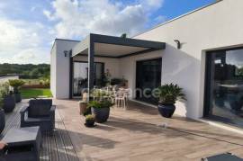 Dpt Charente Maritime (17), à vendre MEDIS maison P5 de 150 m² - Terrain de 538,00 m² - Plain pied