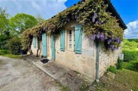 Stone house in Villeneuve-sur-Lot 10 minutes from the city center. House of approximately 130m2 on land of approximately 3400m2. Beautiful living room of 45m2 with pellet stove. 3 bedrooms The advantages of this property: A large outbuilding, a pr...