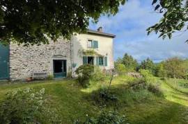 Stone house on 1ha of woods with south-facing view, completely renovated