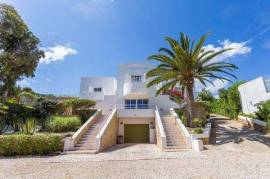 Spacious Villa with Pool & Views in Quiet Guia Residential Area