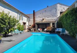 Charming Renovated Stone Building With 260 M2 Of Living Space, Landscaped Courtyard And Heated Swimming Pool. A Jewel In The Heart Of A Sought-After Village.