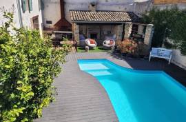 Charming Renovated Stone Building With 260 M2 Of Living Space, Landscaped Courtyard And Heated Swimming Pool. A Jewel In The Heart Of A Sought-After Village.