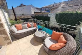 Charming Renovated Stone Building With 260 M2 Of Living Space, Landscaped Courtyard And Heated Swimming Pool. A Jewel In The Heart Of A Sought-After Village.
