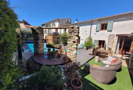 Charming Renovated Stone Building With 260 M2 Of Living Space, Landscaped Courtyard And Heated Swimming Pool. A Jewel In The Heart Of A Sought-After Village.