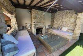 Charming Renovated Stone Building With 260 M2 Of Living Space, Landscaped Courtyard And Heated Swimming Pool. A Jewel In The Heart Of A Sought-After Village.