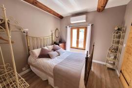 Charming Renovated Stone Building With 260 M2 Of Living Space, Landscaped Courtyard And Heated Swimming Pool. A Jewel In The Heart Of A Sought-After Village.