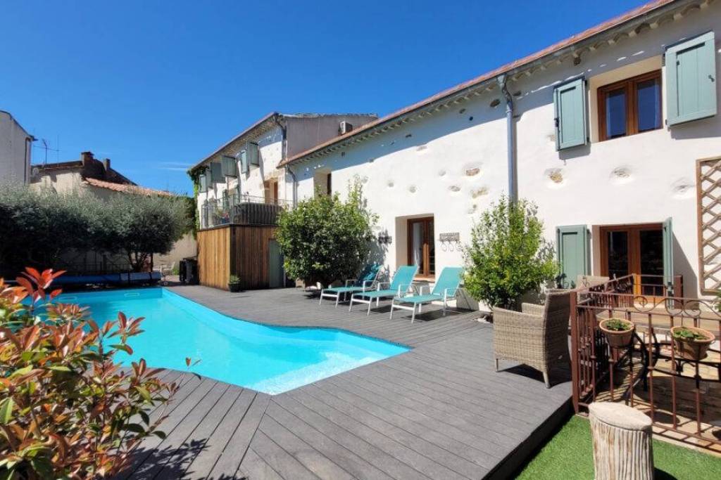 Charming Renovated Stone Building With 260 M2 Of Living Space, Landscaped Courtyard And Heated Swimming Pool. A Jewel In The Heart Of A Sought-After Village.