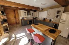 Charming Renovated Stone Building With 260 M2 Of Living Space, Landscaped Courtyard And Heated Swimming Pool. A Jewel In The Heart Of A Sought-After Village.