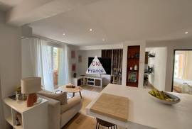 Duplex Apartment in Glorious Coastal Location