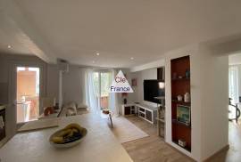 Duplex Apartment in Glorious Coastal Location
