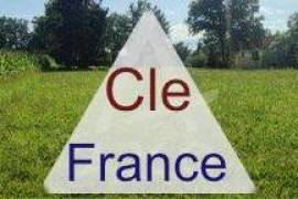 A Vendre Terrain Constructible D\'environ 1500 M2 Dans Un Cadre Paisible