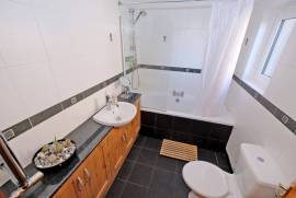 3 bedroom, Semi-detached house for sale