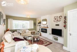 3 bedroom, Semi-detached house for sale
