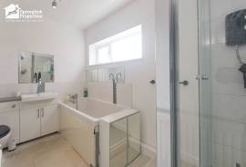 4 bedroom, Semi-detached house for sale