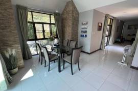 Royal Garden : Beautiful. Spacious 5 Bedroom Family Home